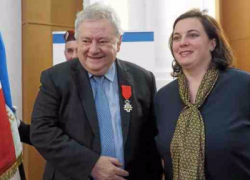 Emmanuelle Cosse a remis les insignes de chevalier de la Légion d'Honneur à André Joffre