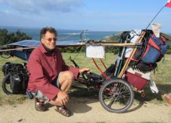 Insolite. A 15 km/h sur son tricycle solaire : 24 jours de périple pour le charpentier bricoleur.