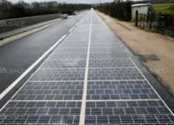 Ségolène Royal inaugure le premier kilomètre de route solaire au monde qui fait débat
